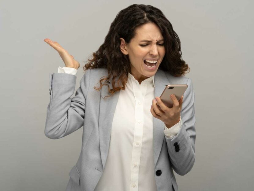 donna arrabbiata smartphone
