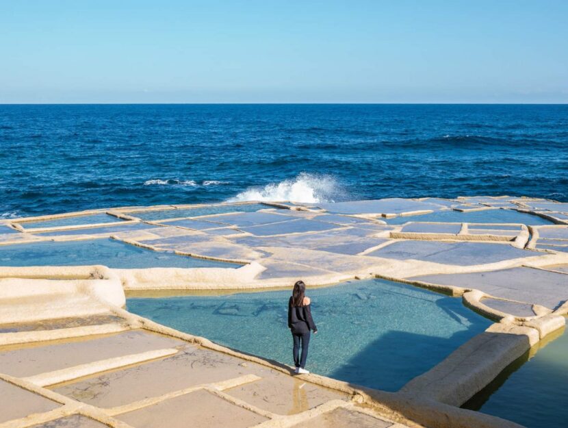 Ragazza guarda il mare dalle saline