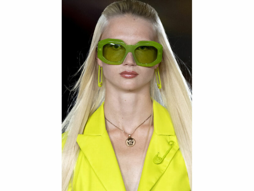 Un modello Versace di occhiali da sole per la primavera estate 2022