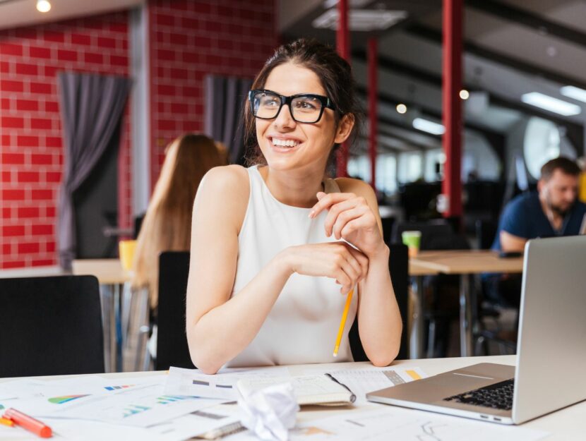 Ragazza intelligente con gli occhiali