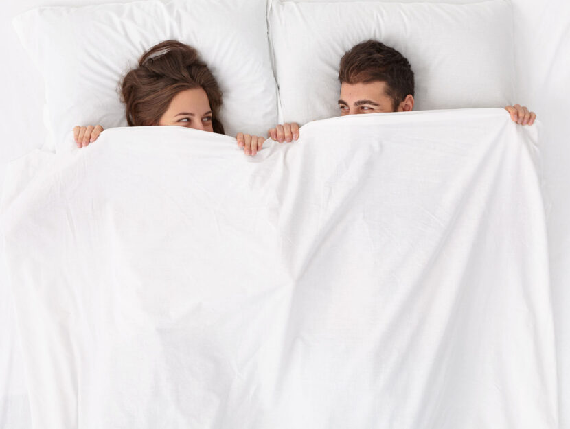Coppia uomo donna a letto