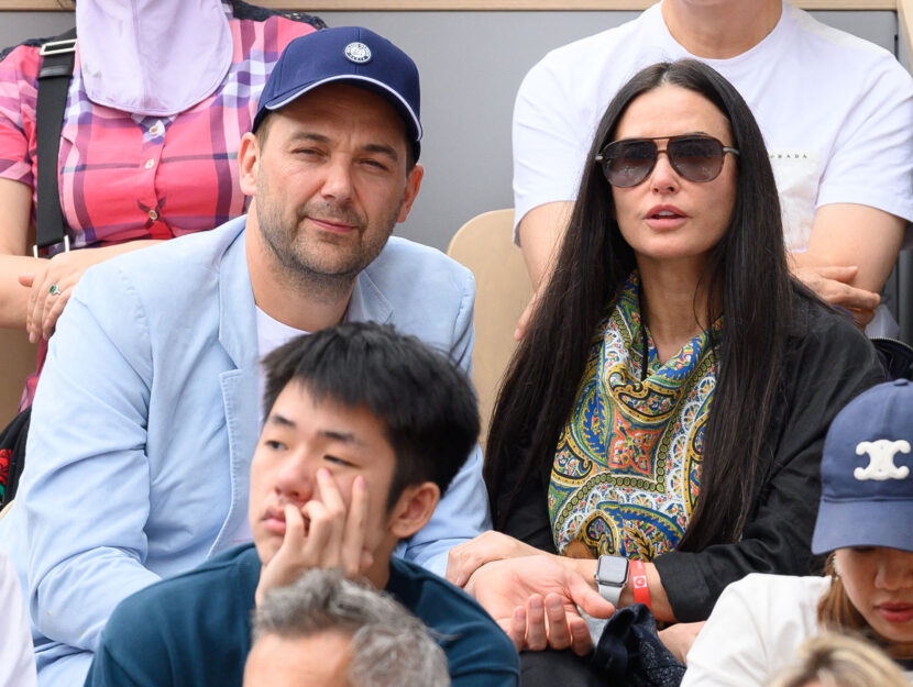 Demi Moore Daniel HummParigi, Roland Garros 2022 - Demi Moore, innamorata e felice con il suo chef pluristellato Daniel Humm, nasconde un dolce segreto sotto il foulard.. un cucciolo!