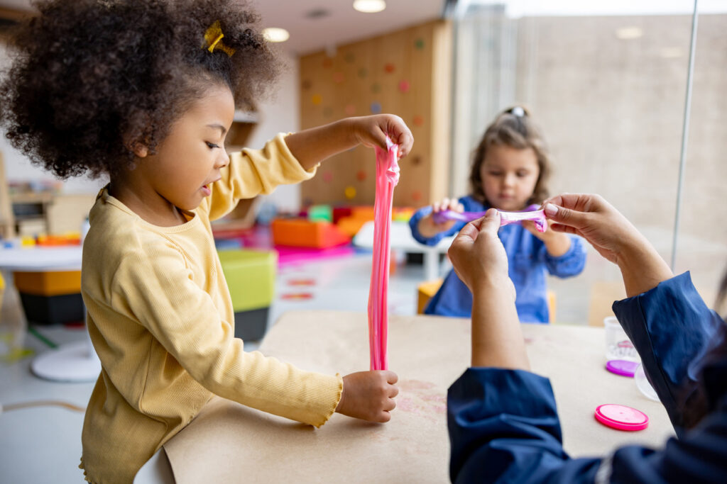 Lo slime è un simpatico antistress particolarmente apprezzato dai più piccoli grazie ai suoi colori sfavillanti e alla sua consistenza soffice. 