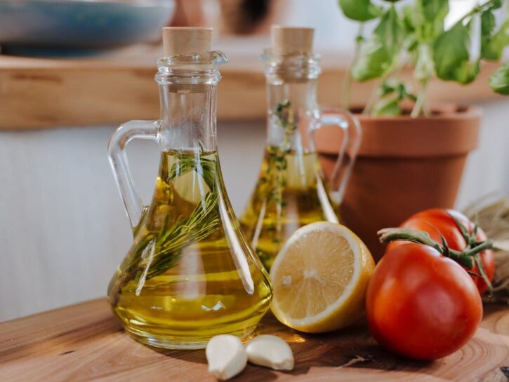 Oliera, bottiglia o bidone: come pulire il contenitore dell'olio