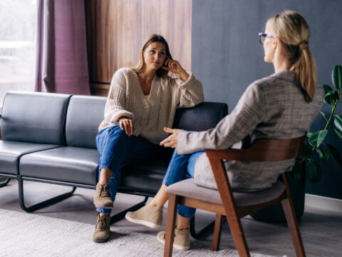 Il bonus psicologo sale a 1.500 euro e diventa permanente