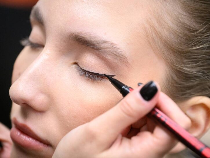 Come mantenere l'eyeliner più a lungo in 8 step