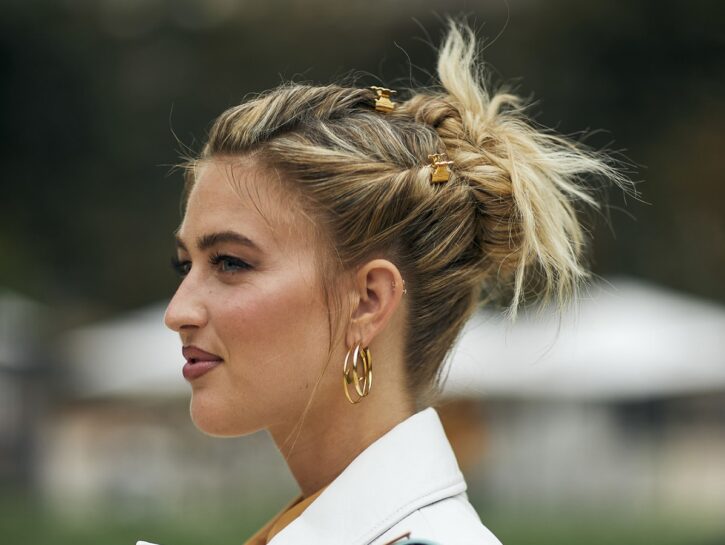 Torna lo spiky bun: lo chignon anni '90 con ciocche libere