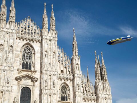 Sul dirigibile in volo sopra Milano