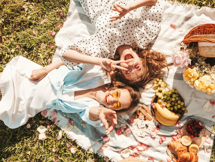Donne sorridono durante picnic