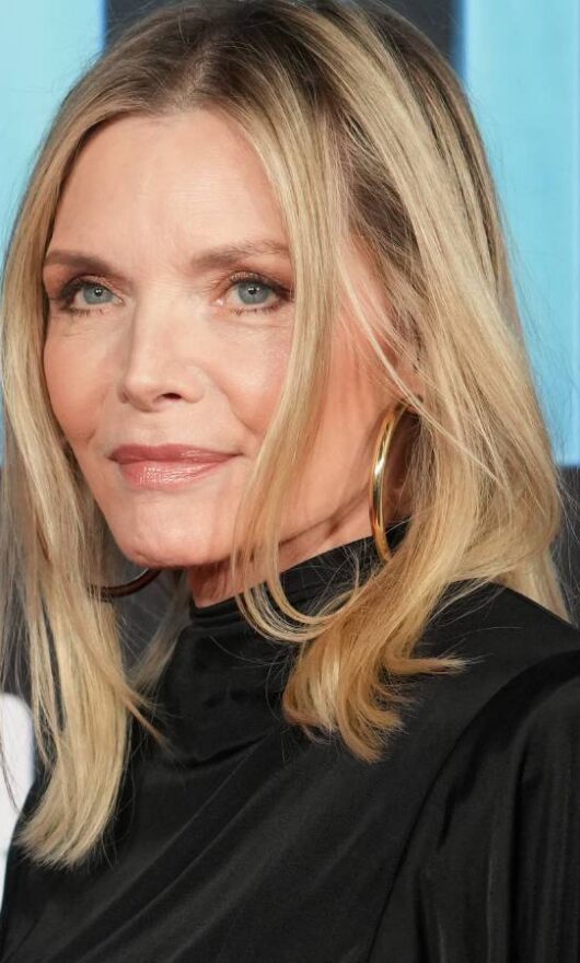 Come vestirsi a 60 anni: copia il look delle celeb