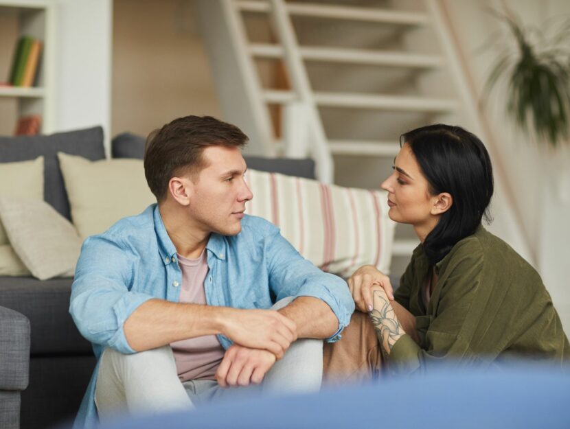 Una coppia cerca di prendere le decisione giuste dialogando