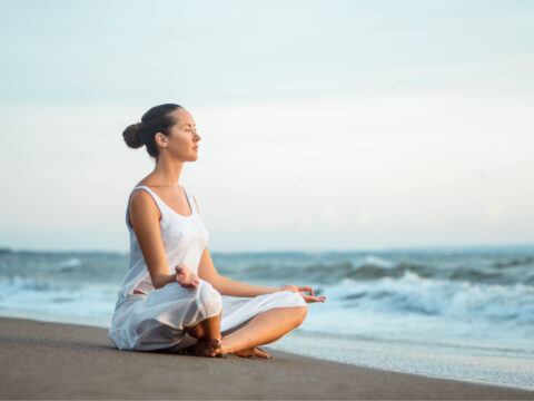 Meditazione in spiaggia: gli orari migliori e come praticarla al meglio