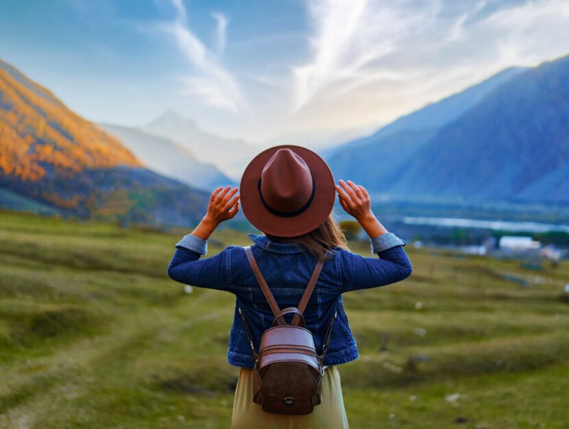 Ragazza con cappello alla scoerta di mete d'alta montagna