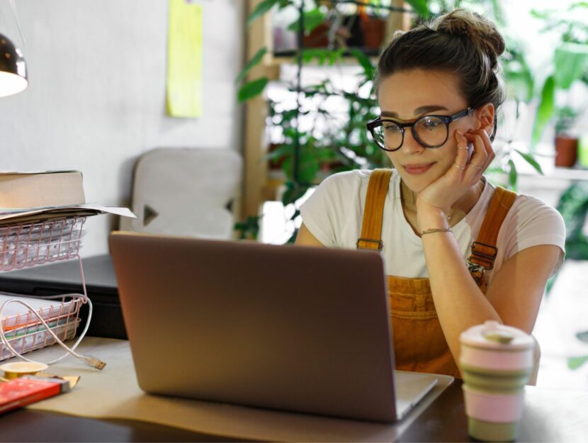 ragazza che lavora in ufficio