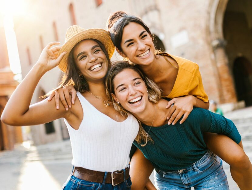 tre amiche felici