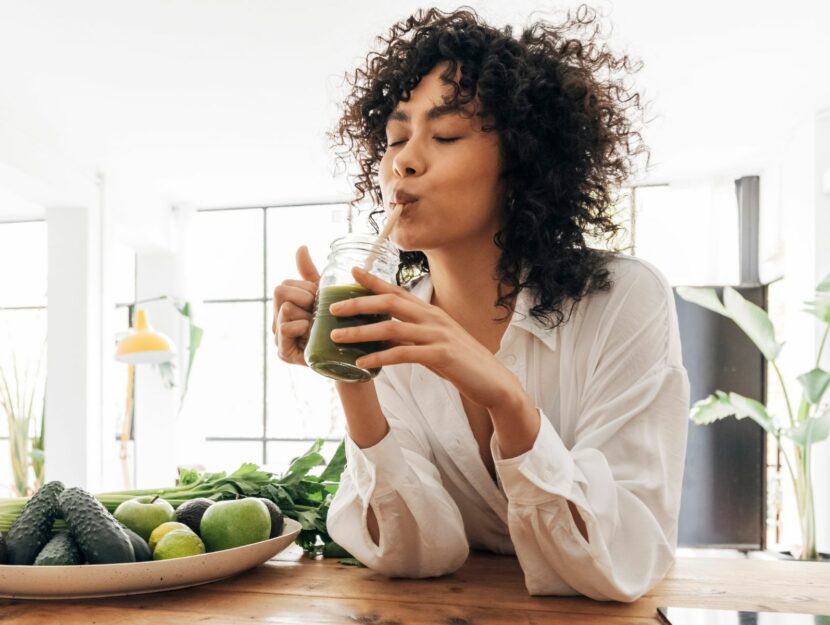 Depurarsi durante l'estate: ragazza beve succo green