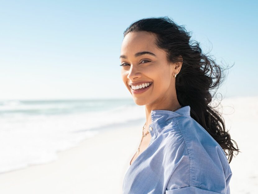 Donna sorridente al mare