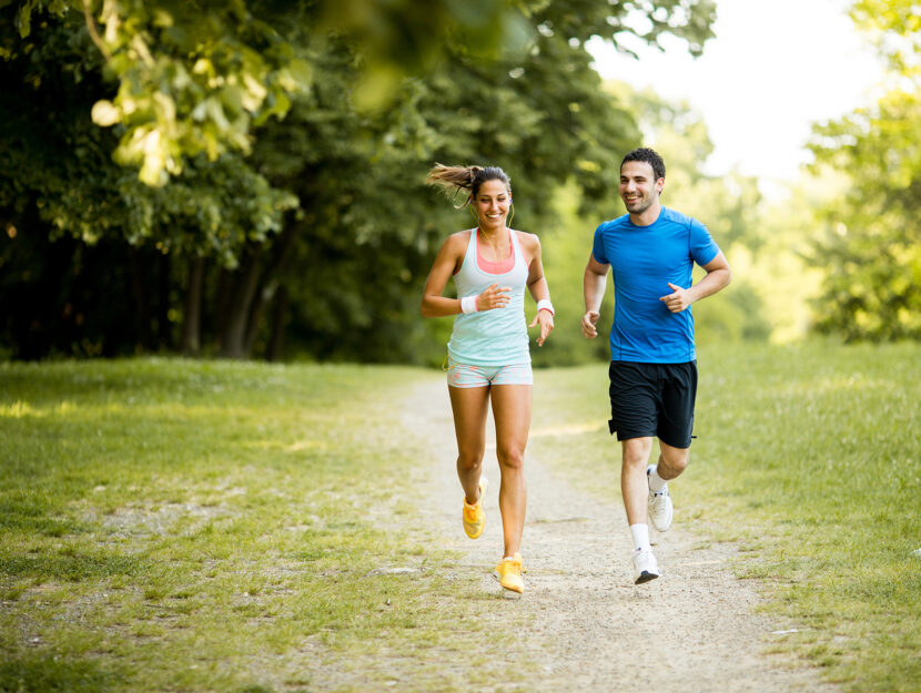 Donna uomo coppia corsa fitness parco