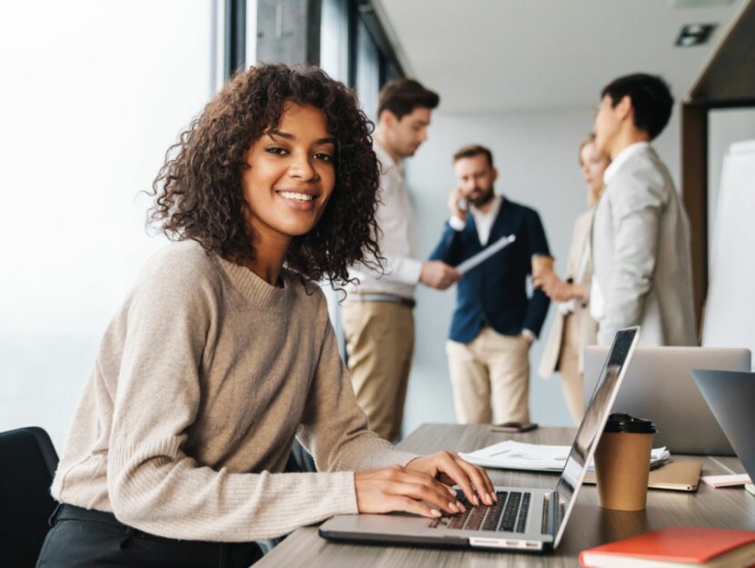 Ragazza alla scrivania in ufficio