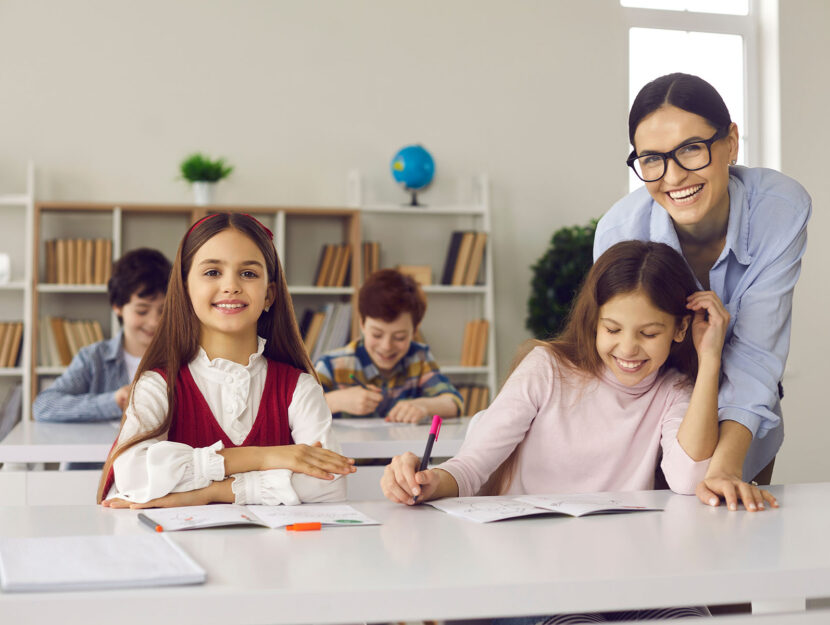 Scuola aula bambine maestra