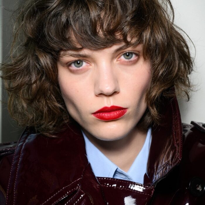 Truccarsi con la frangia? Questione di misura