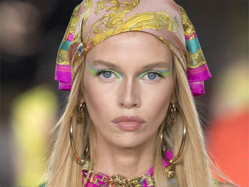 Versace foulard in testa modella sfilata