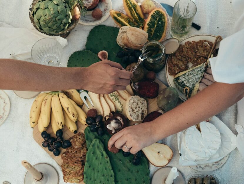 tavola estiva apparecchiata con gusto