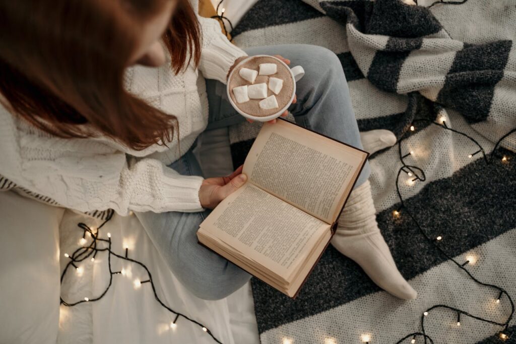 ragazza con cioccolata calda in mano decorata con marshmallow