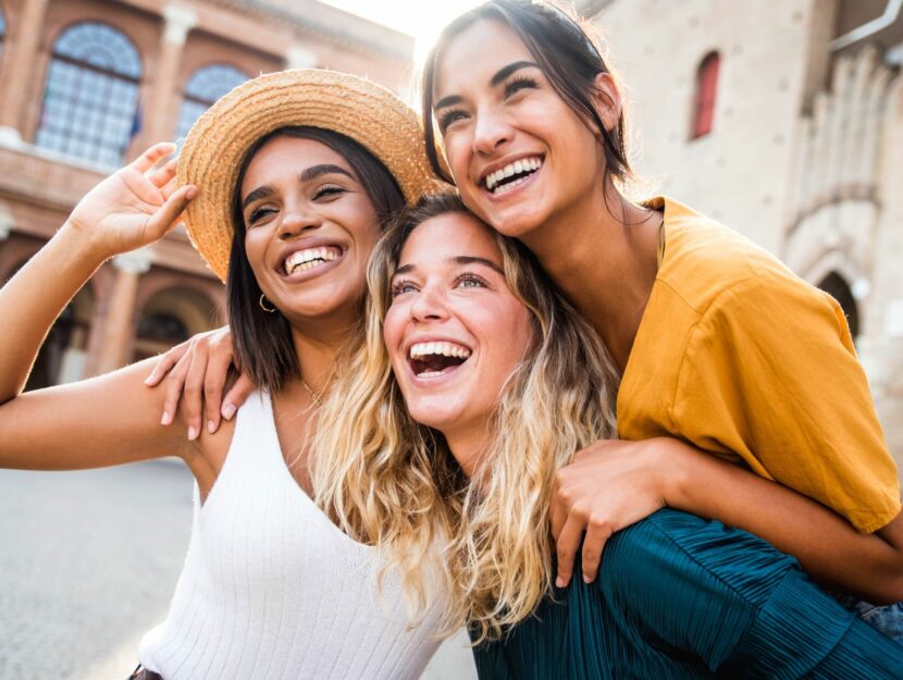 Tre amiche sorridenti