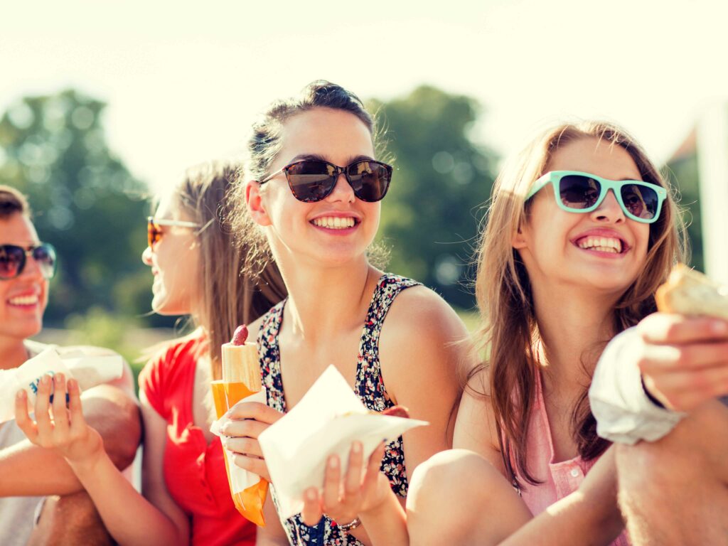 donne-mangiano-panino-in-spiaggia