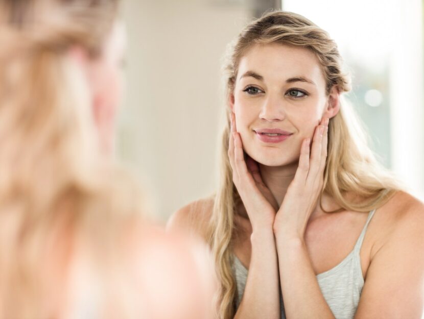 Ragazza che pensa ai propri successi