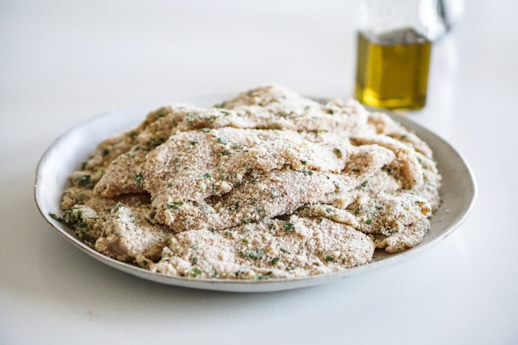 fettine di pollo impanate su un piatto