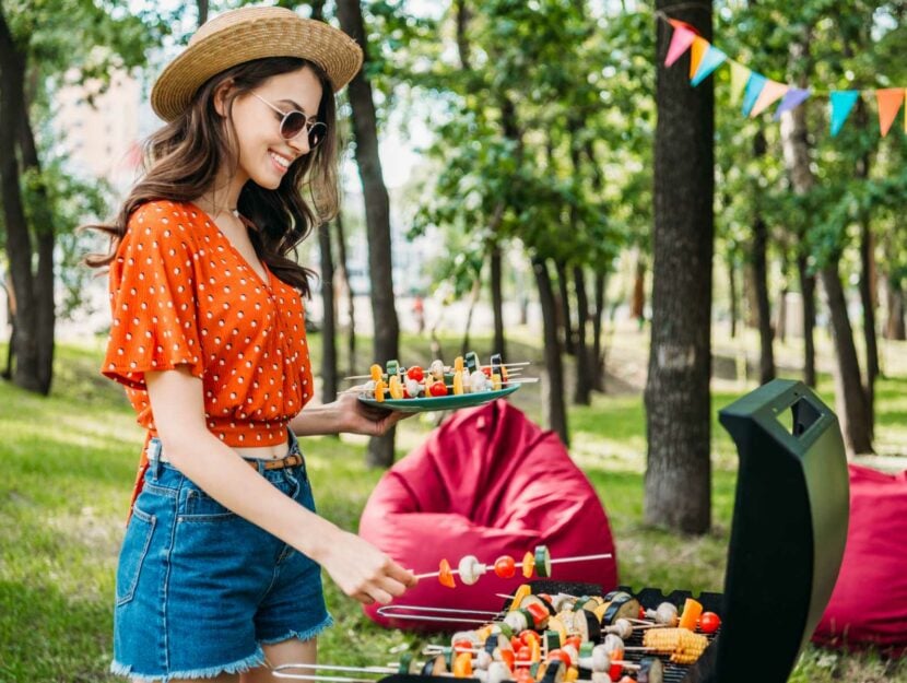 Ragazza che fa un barbecue