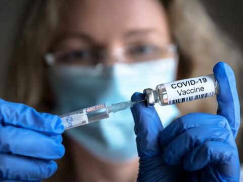 Covid, stop mascherine sui mezzi pubblici. Arrivano nuovi vaccini