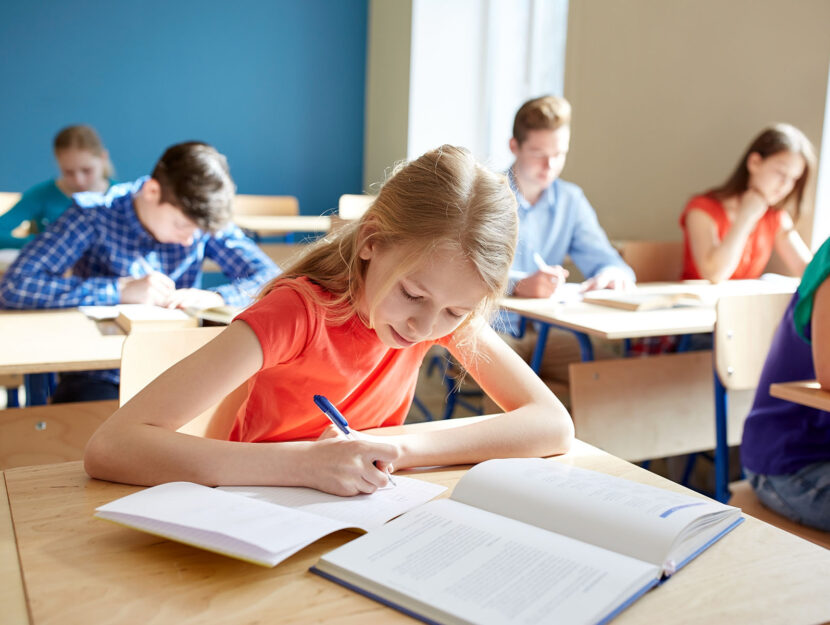 Bambina aula scuola