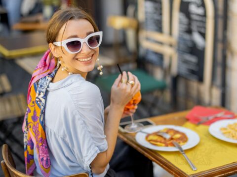 Cosa evitare se andiamo a bere fuori con qualcuno per la prima volta?