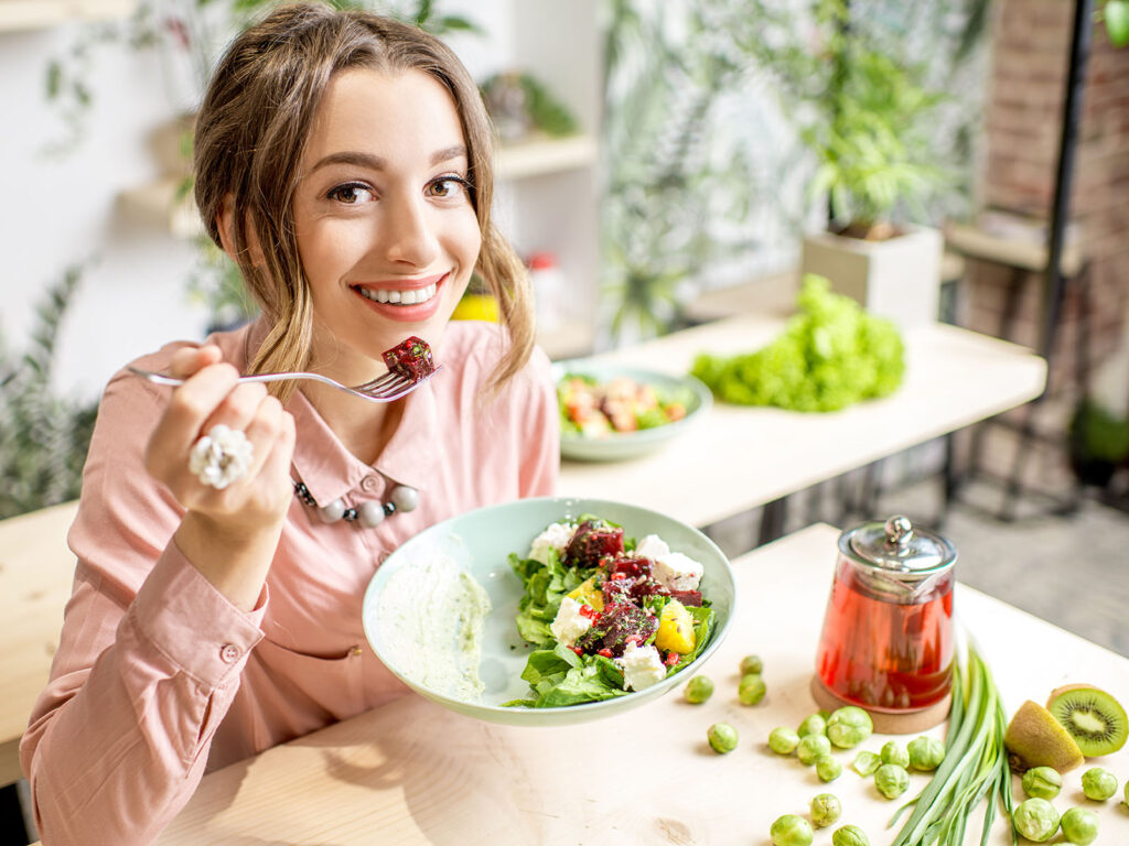 Donna dieta cucina insalata