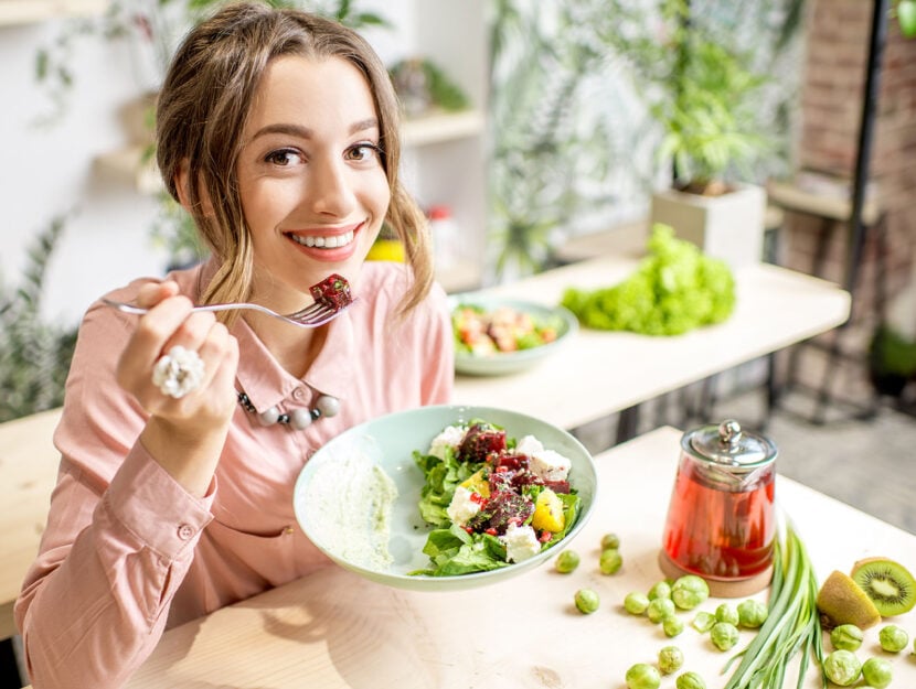 Donna dieta cucina insalata