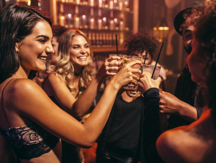 Donne si divertono e bevono cocktail