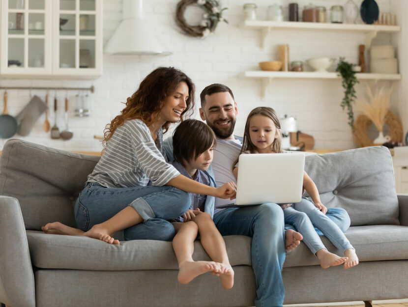 Famiglia su divano madre padre bambini