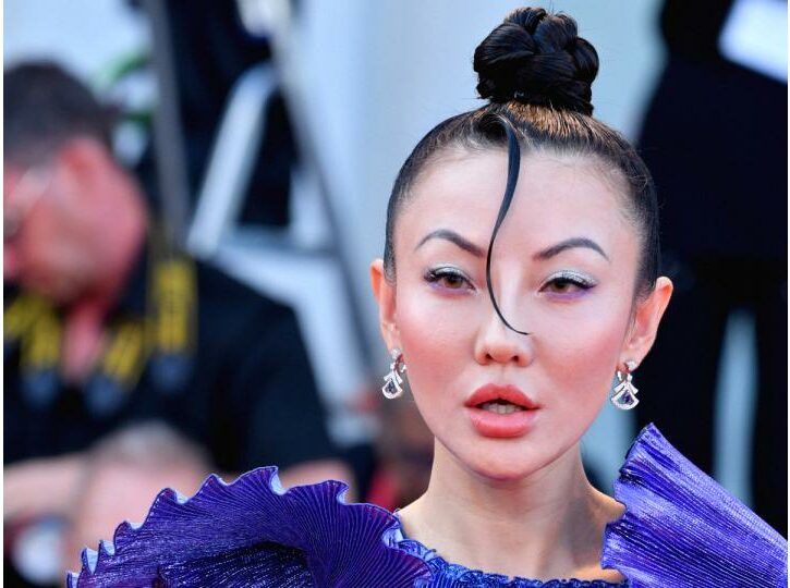 A Venezia capelli raccolti e wet look protagonisti del red carpet