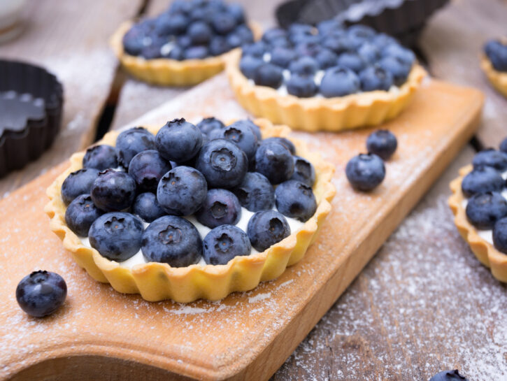 Tartellette al limone con mirtilli: eleganza in un boccone