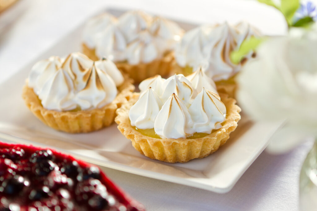 Crostatine con crema al limone e ciuffetti di panna