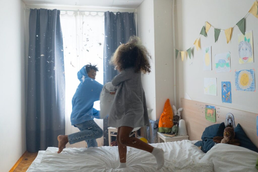 bambini saltano sul letto