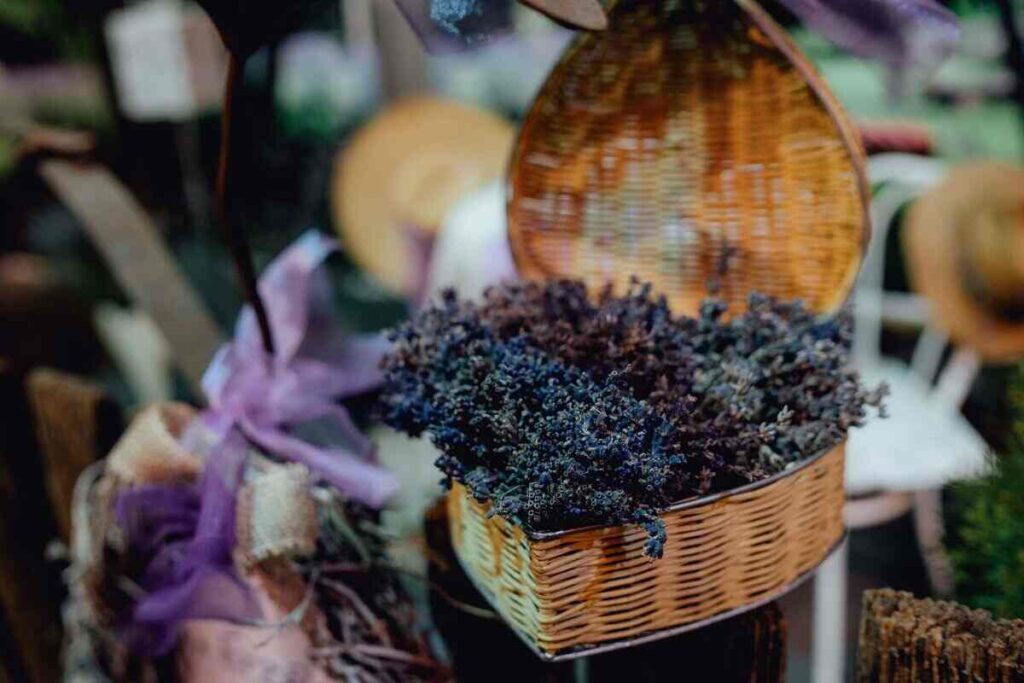 recipiente di paglia a forma di cuore con fiori viola all'interno