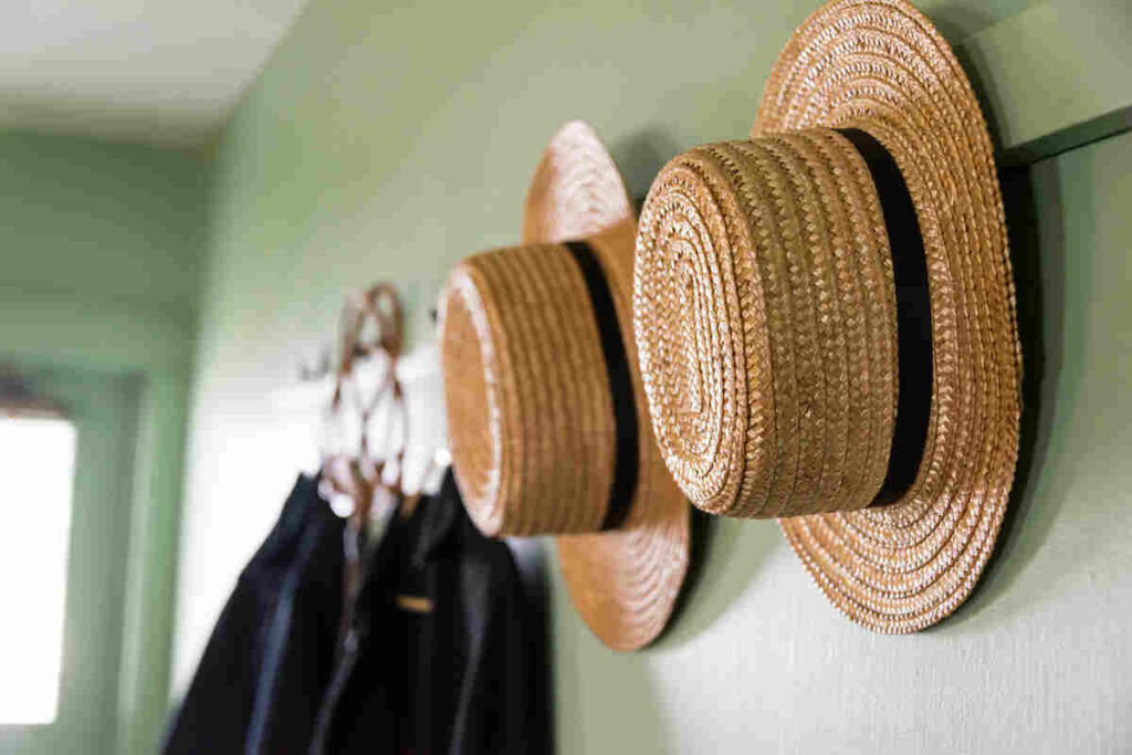 due cappelli di paglia appesi