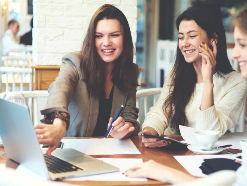 Colleghe di lavoro davanti al pc