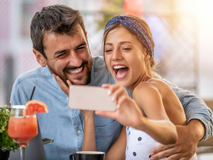 Cosa non fare quando si esce a bere fuori con qualcuno per la prima volta