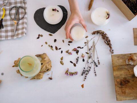 Realizza una decorazione con fiori e foglie secche