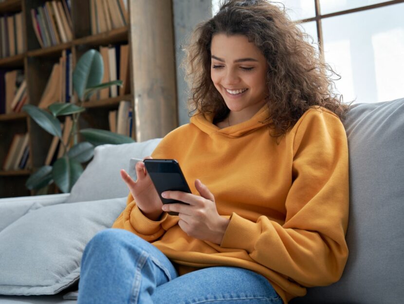 Ragazza decide di dedicare tempo ai social